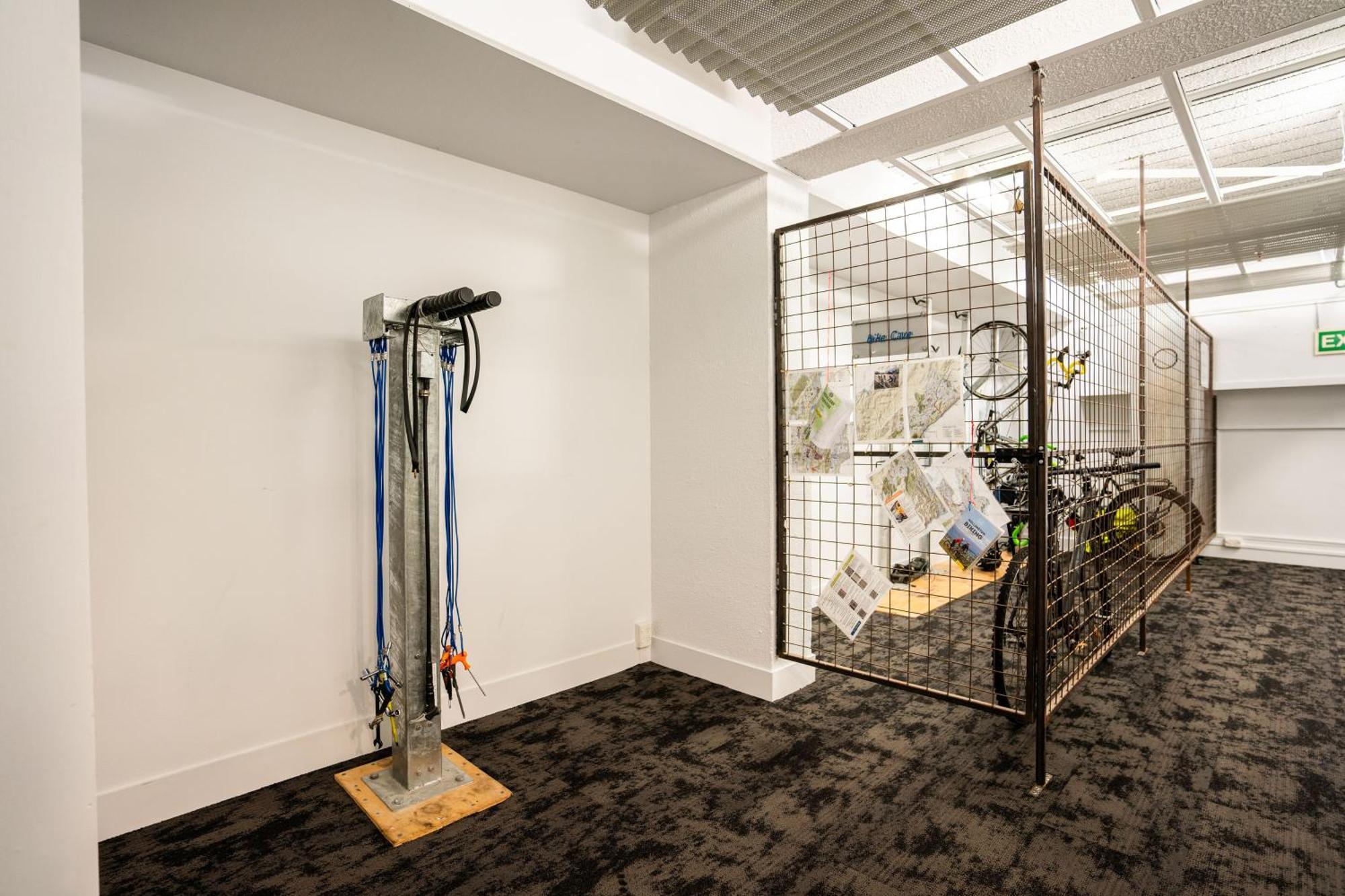 Albergue Haka House Wellington Exterior foto A bicycle repair station at the station