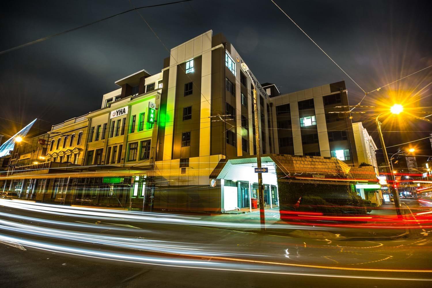 Albergue Haka House Wellington Exterior foto The hotel at night